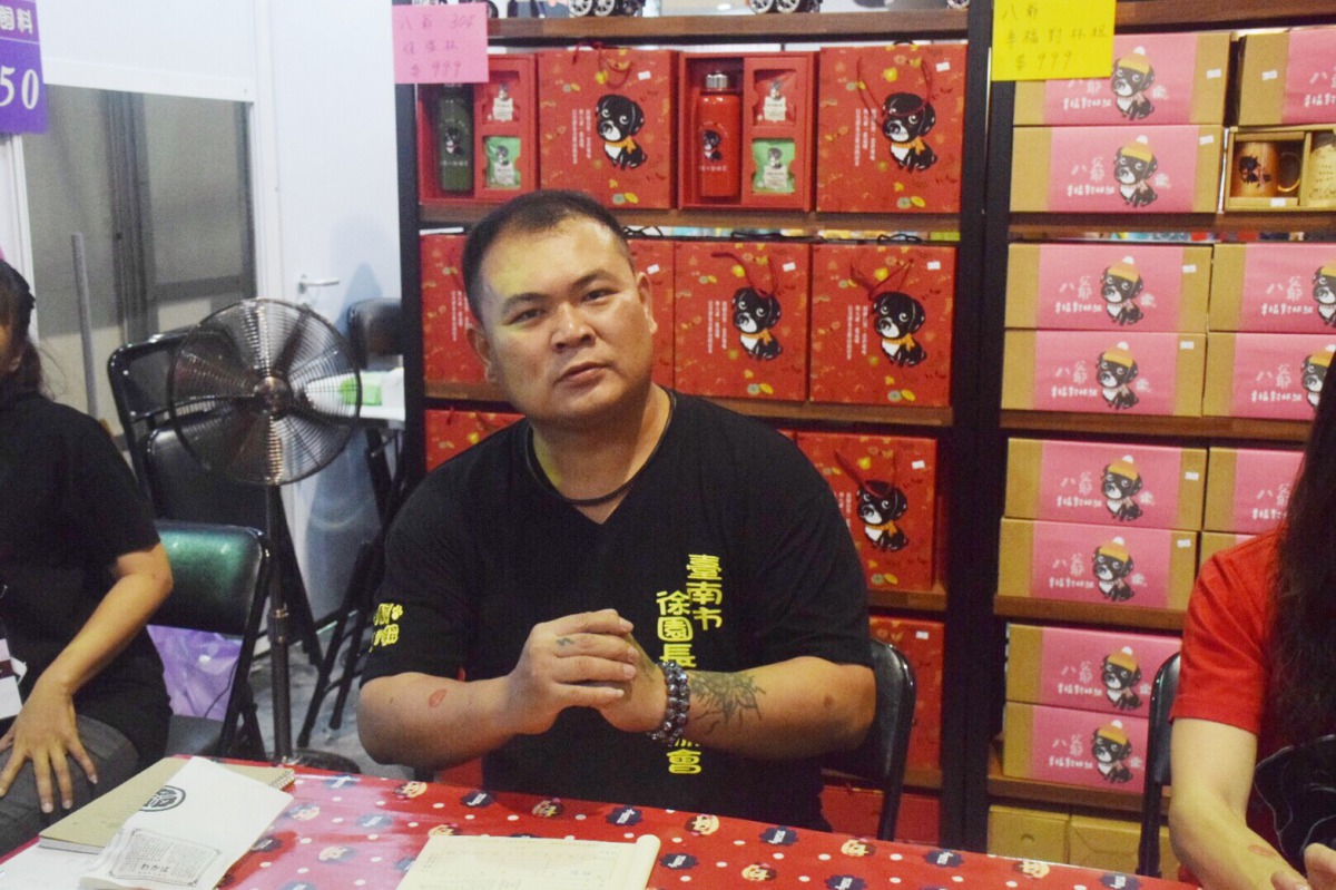 民間動保人士徐文良也到寵物展現場進行義賣活動。 姚崇仁/攝