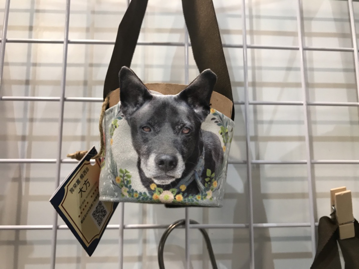 社團法人中華民國保護動物協會獨家限量的環保杯套。姚崇仁/攝