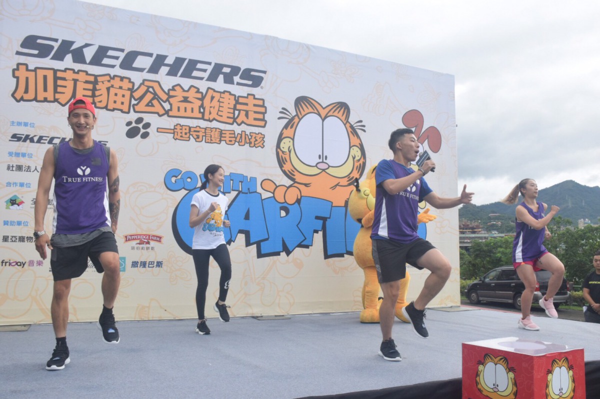 簡嫚書帶著大家一起跳暖身操。 姚崇仁/攝