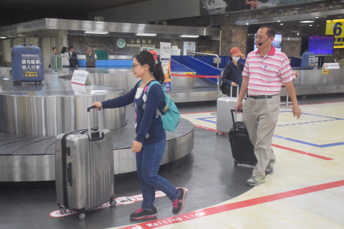 人來人往的機場是防範非洲豬瘟的第一條重要防線。 姚崇仁/攝