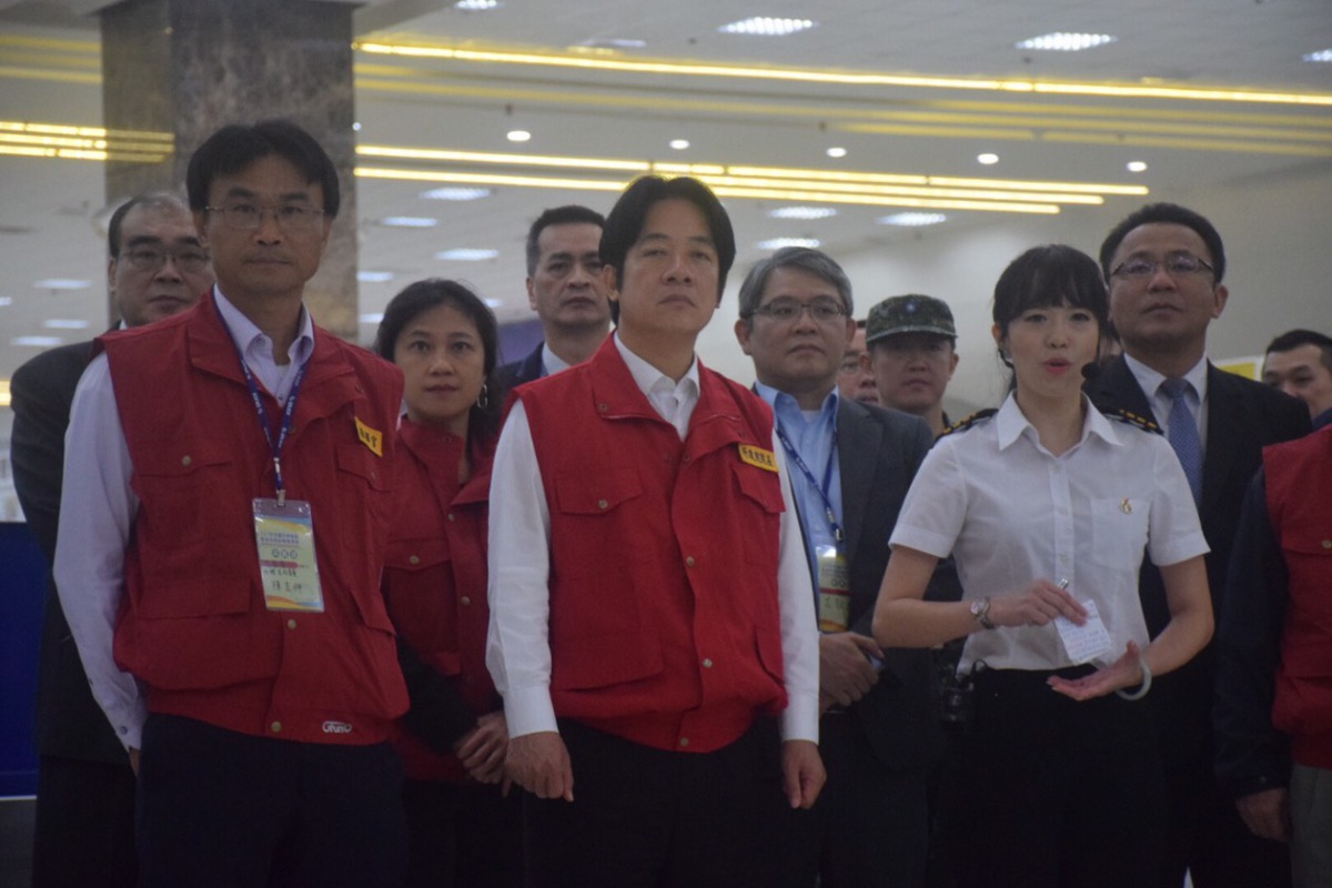 行政院長賴清德(中)、農委會代理主委陳吉仲(左)參與非洲豬瘟防疫演習。 姚崇仁/攝