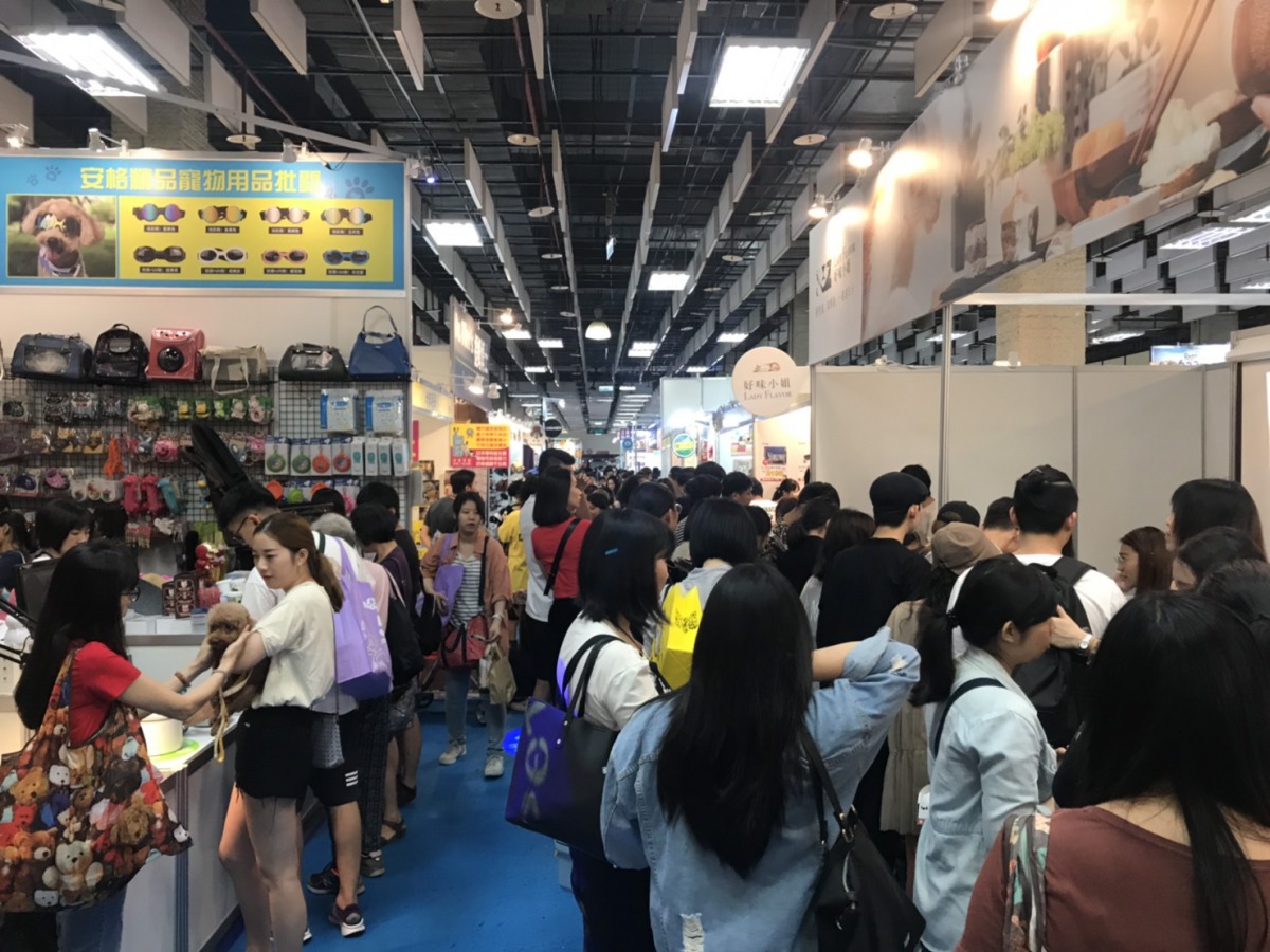 為期四天的「2019上聯台北寵物用品博覽會」吸引許多民眾前來逛展。 姚崇仁/攝