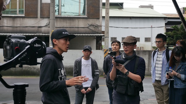 主辦人Jack(左一)向參與者說明推廣方式。蔡育琳/攝