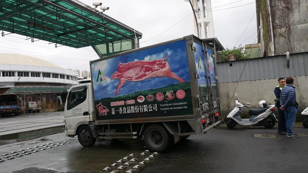 嘉一香食品的貨車於新北市肉品市場進出。蔡育琳/攝