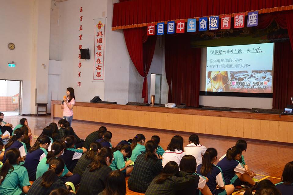 高雄市動保處與教育局此次的合作除了由師資主動進入校園推廣外，更進一步讓學生進入收容所。圖為動物保護校園宣導紮根計畫過去場次照片。  高雄市動保/提供